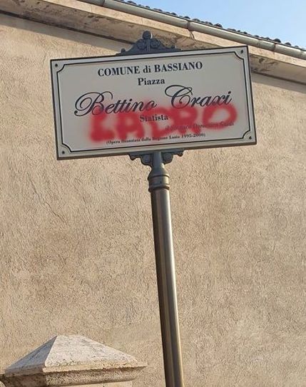 La targa di Craxi imbrattata a Bassiano