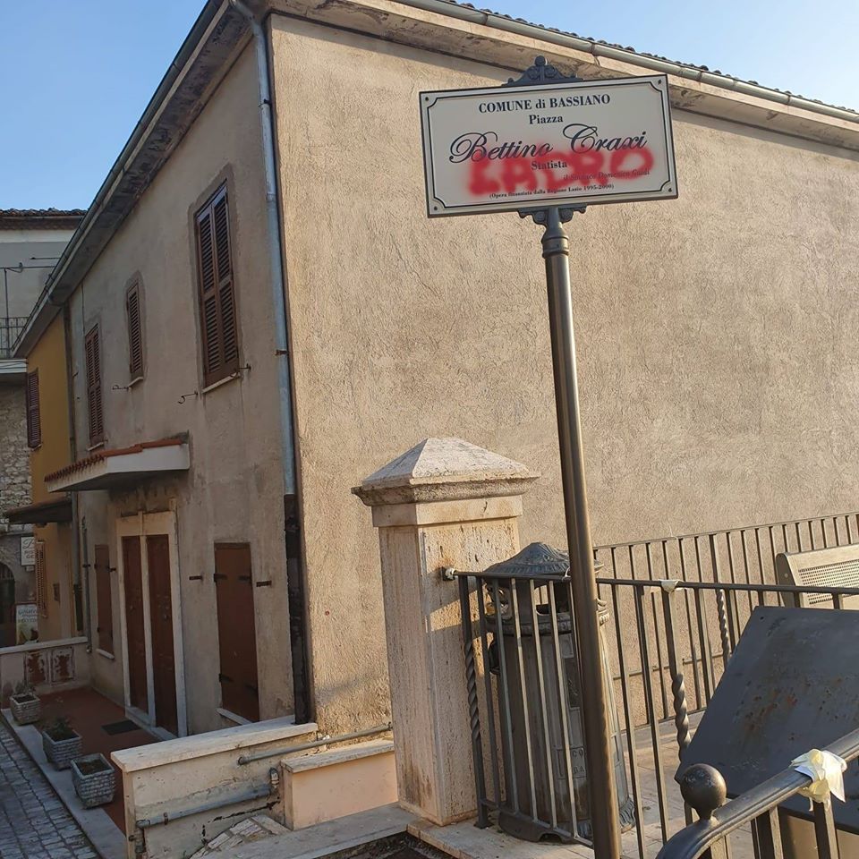Targa a Bettino Craxi, Bassiano
