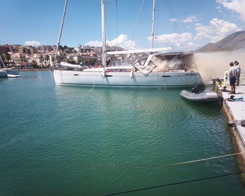 barca a vela a fuoco
