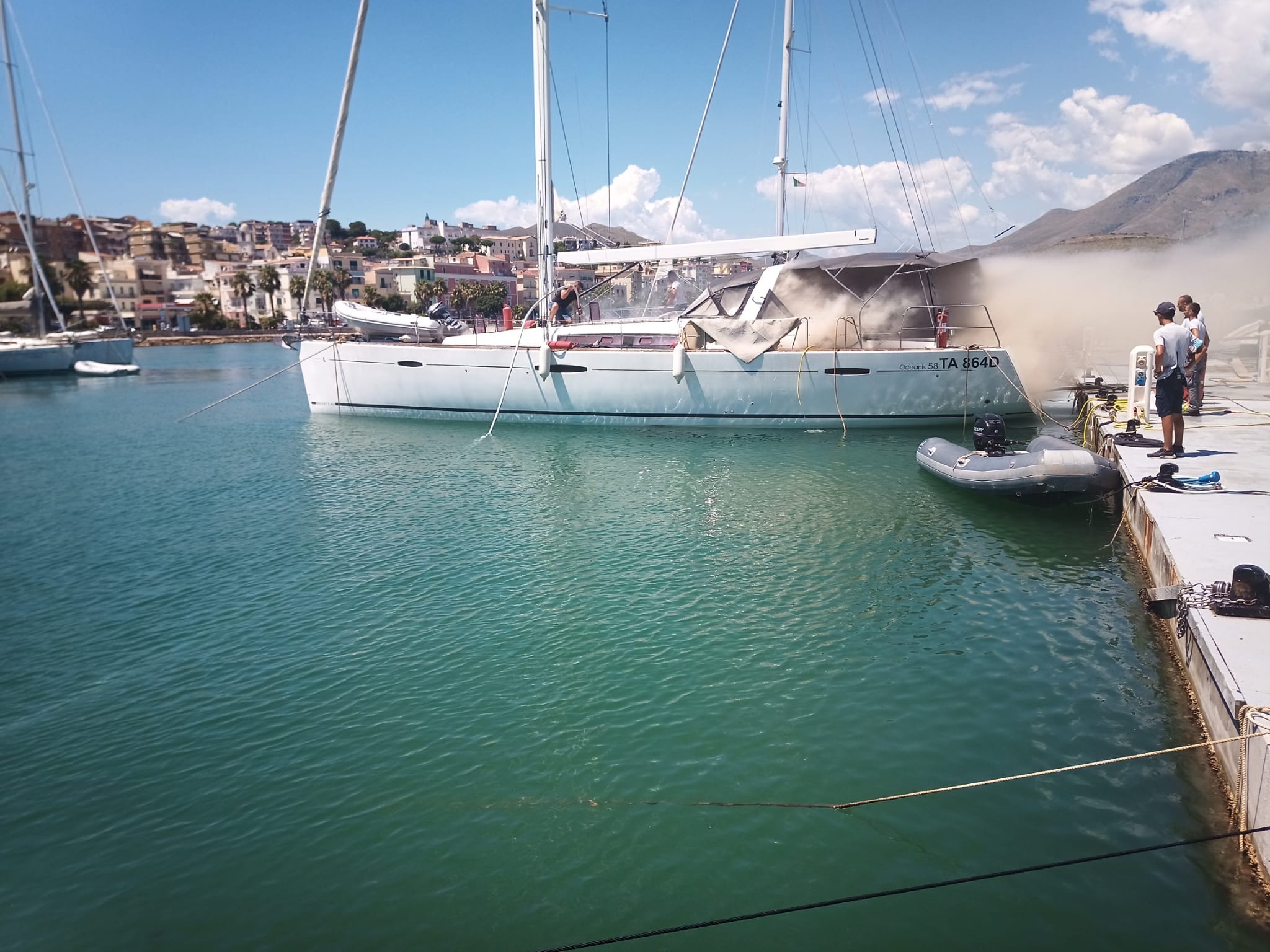 barca a vela a fuoco