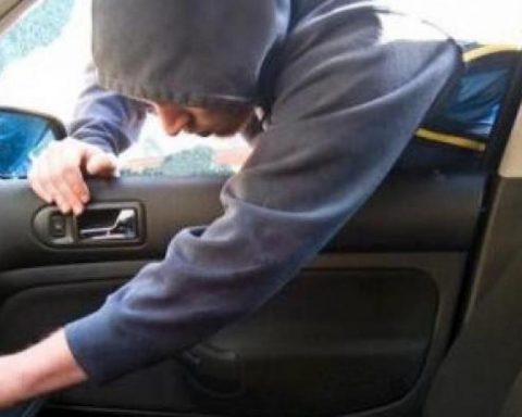 rubano da un'auto in sosta