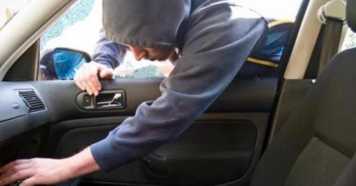 rubano da un'auto in sosta