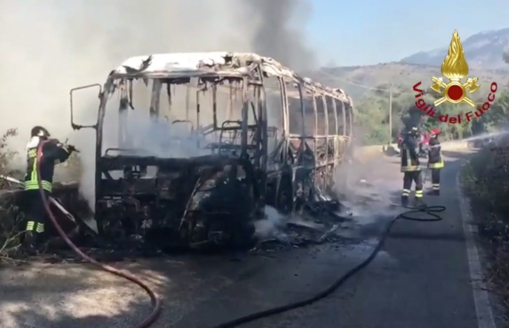 Autobus Cotral carbonizzato a Priverno