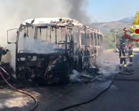 Autobus Cotral carbonizzato a Priverno