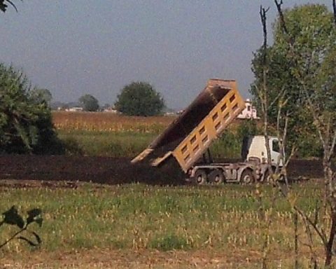 Sversamenti di compost a Pontinia (foto tratta dal pagina Facebook Comitato di Mazzocchio)