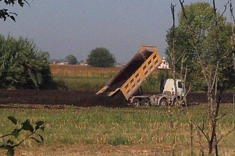 Sversamenti di compost a Pontinia (foto tratta dal pagina Facebook Comitato di Mazzocchio)