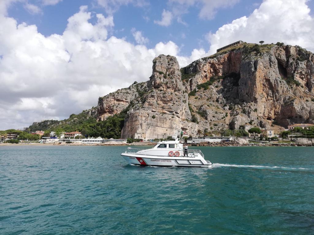 barca in avaria circeo salvata dalla guardia costiera