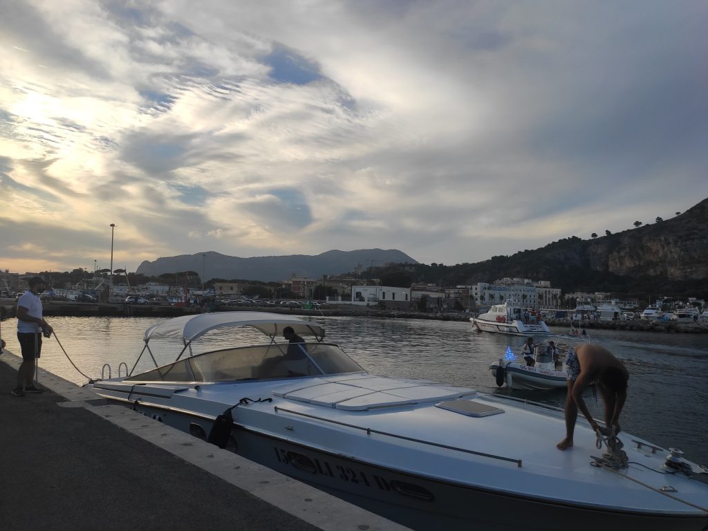 barca in avaria circeo