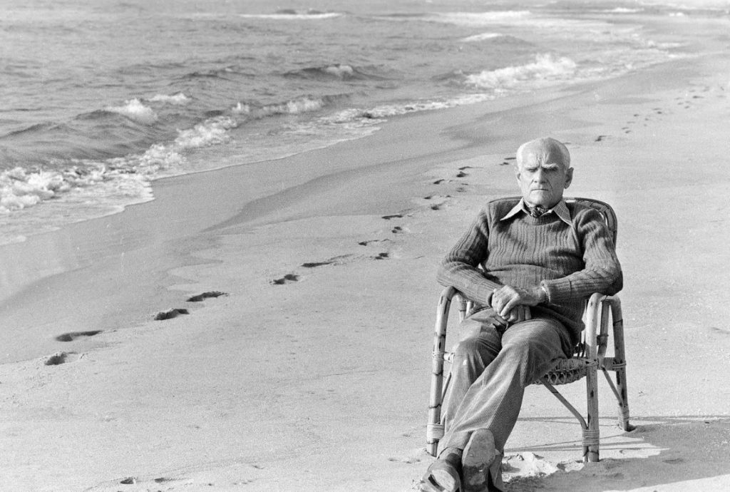Alberto Moravia a Sabaudia (foto tratta da socialphotolab.com)