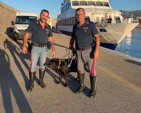 Gli agenti della Polizia Stradale insieme al cane appena salvato