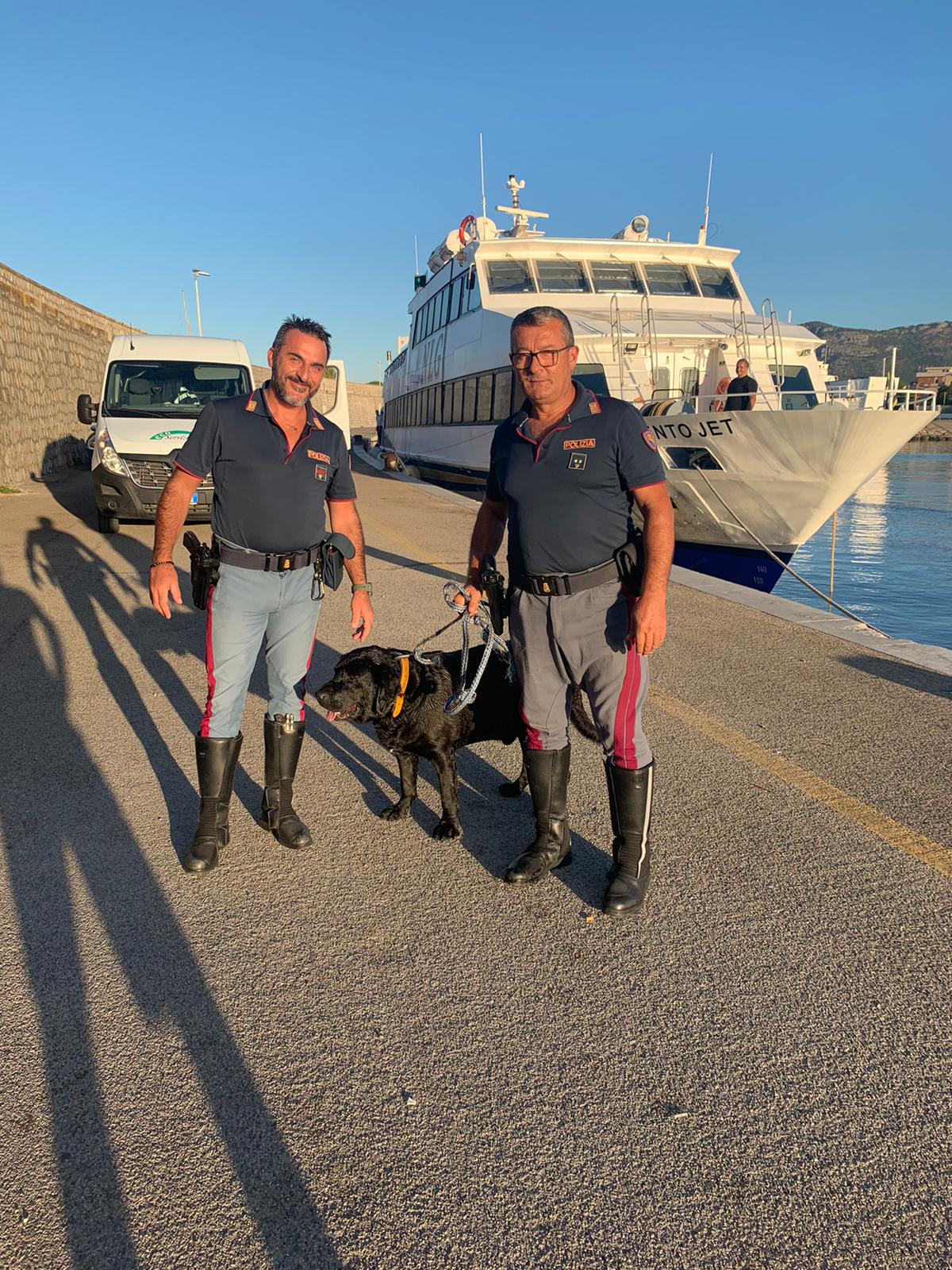Gli agenti della Polizia Stradale insieme al cane appena salvato