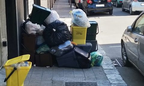Emergenza-rifiuti-a-rischio-la-raccolta