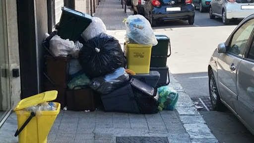 Emergenza-rifiuti-a-rischio-la-raccolta