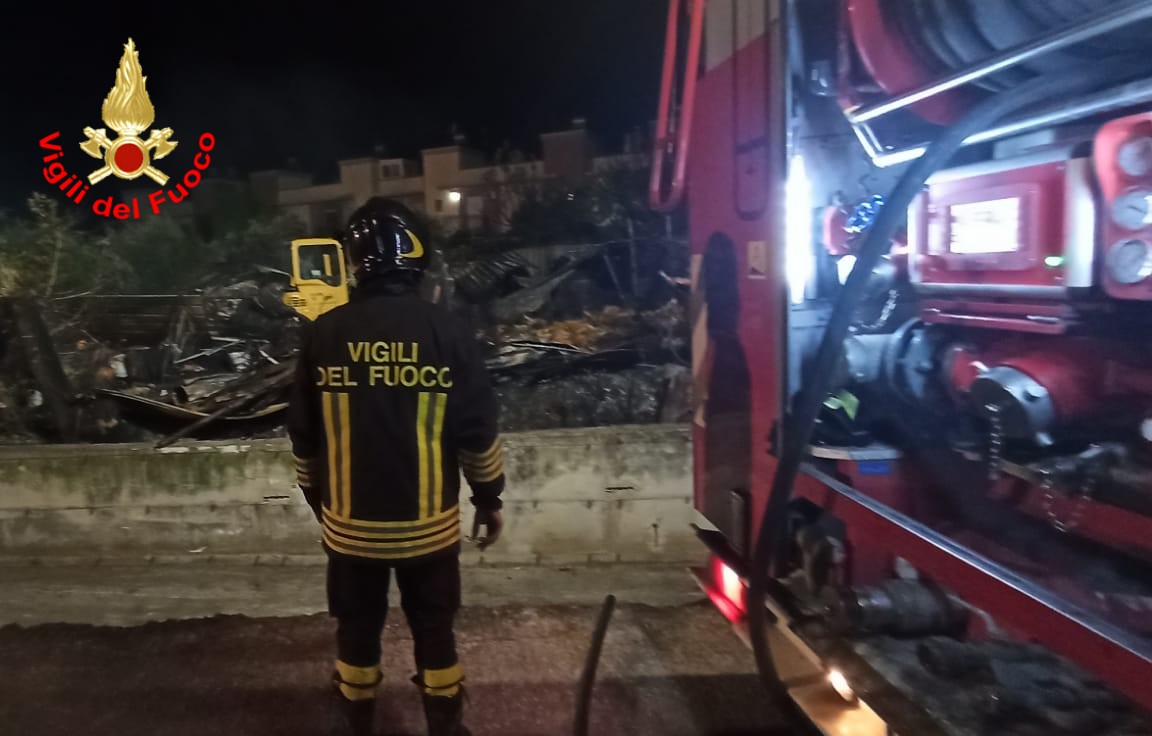 Incendio deposito agricolo a Penitro