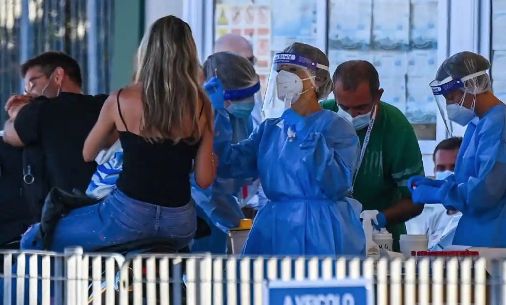 La foto di copertina dedicata dal The Guardian al Modello Lazio