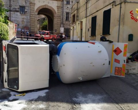 autocisterna ribaltata terracina-2