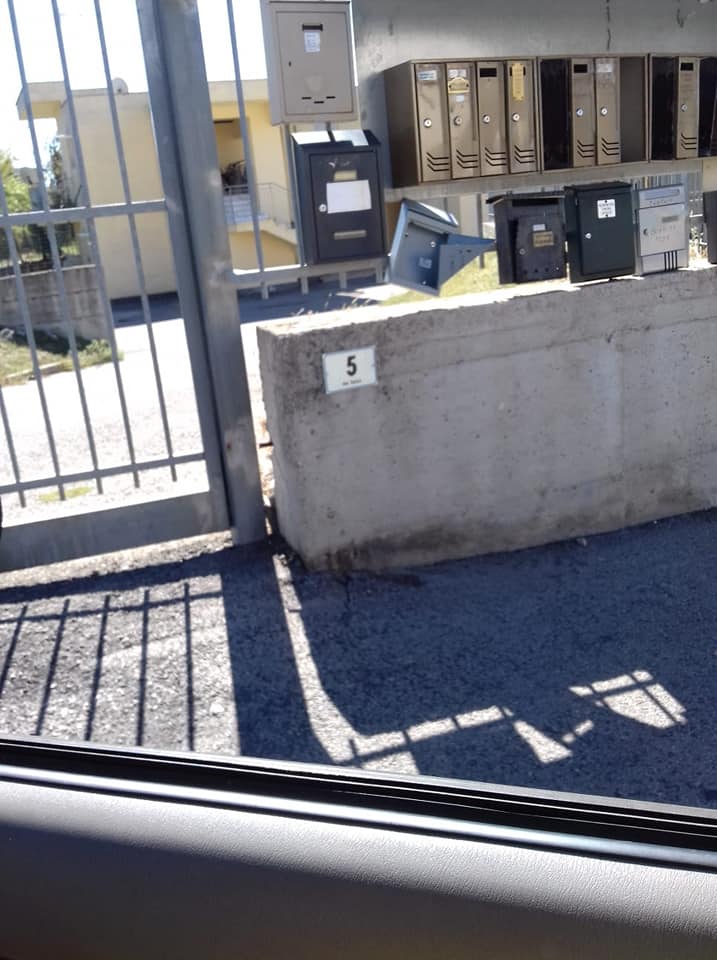La cassetta della posta divelta per sfregio