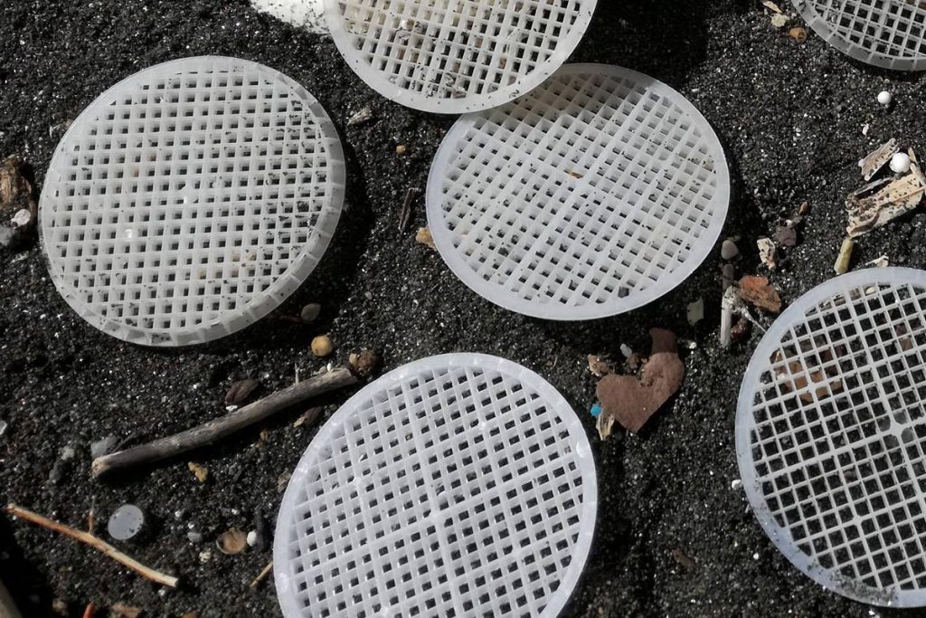 Ambiente-il-giallo-dei-dischetti-di-plastica-sulle-spiagge-tirreniche-indaga-la-Guardia-costiera