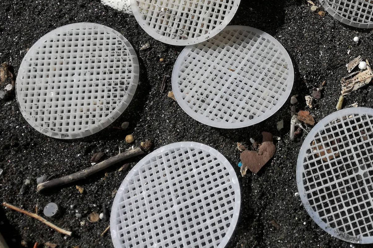 Ambiente-il-giallo-dei-dischetti-di-plastica-sulle-spiagge-tirreniche-indaga-la-Guardia-costiera