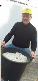 Dino Zonfrillo con i dischetti di plastica raccolti nel 2018