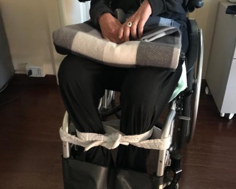 In foto Francesca (nome di fantasia) costretta a farsi legare le gambe per evitare che gli spasmi dovuti alla sclerosi multipla la facciano cadere a terra