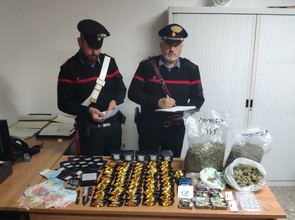 Materiale rinvenuto e sequestrato dai Carabinieri di Cisterna di latina.