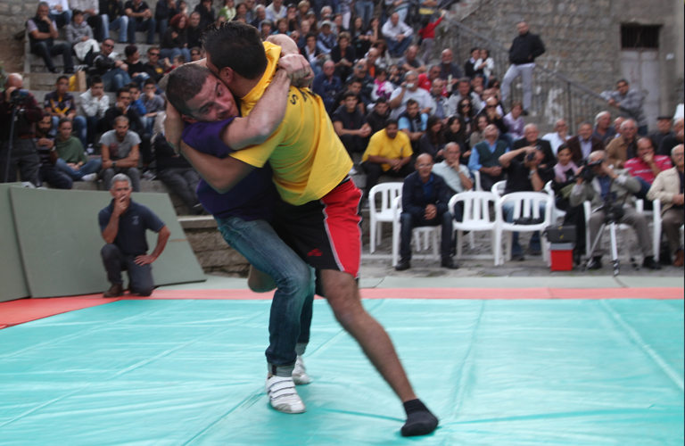 S'Istrumpa, uno degli sport di contatto vietati dal Governo