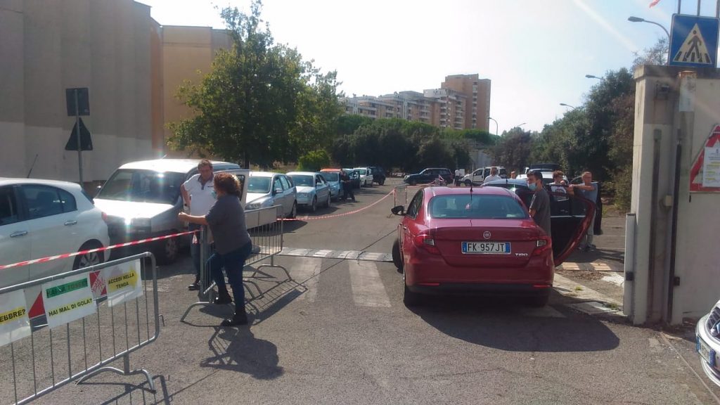 Altre immagini di persone in fila per il tampone