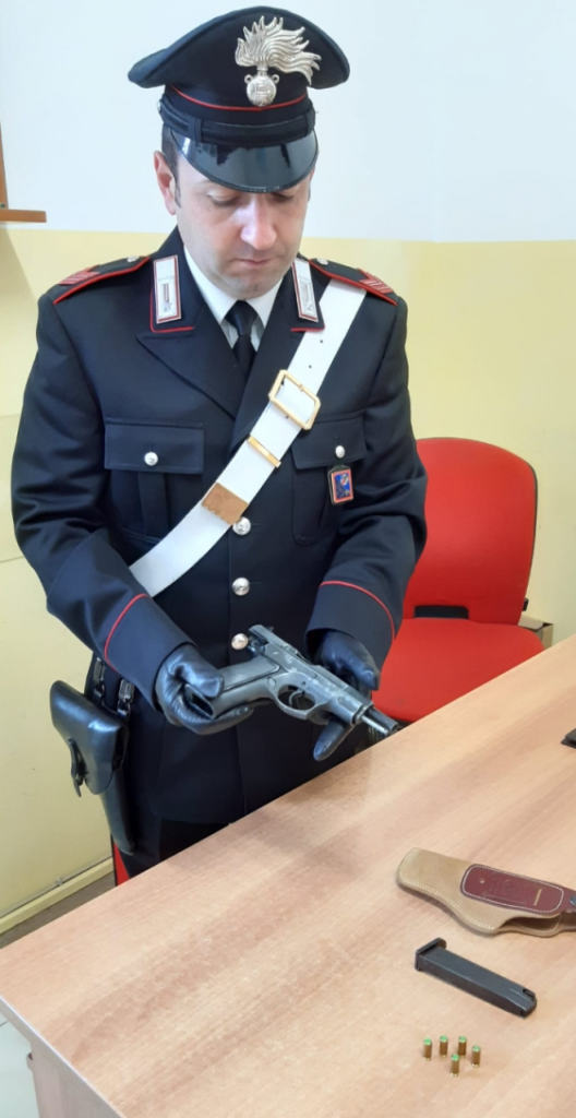 Il materiale sequestrato dai Carabinieri