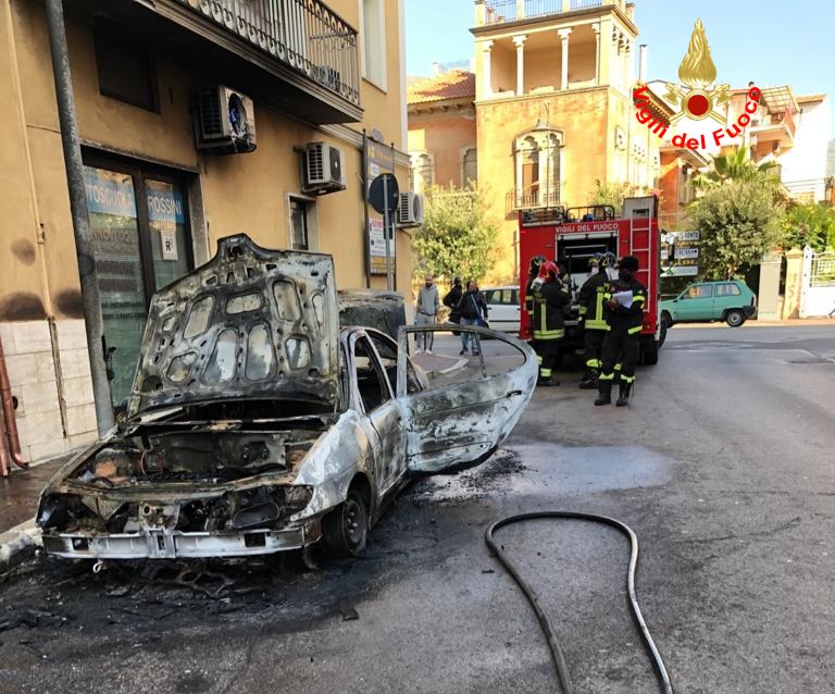 AUTO BRUCIATA A FONDI