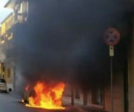 Auto in fiamme a Fondi
