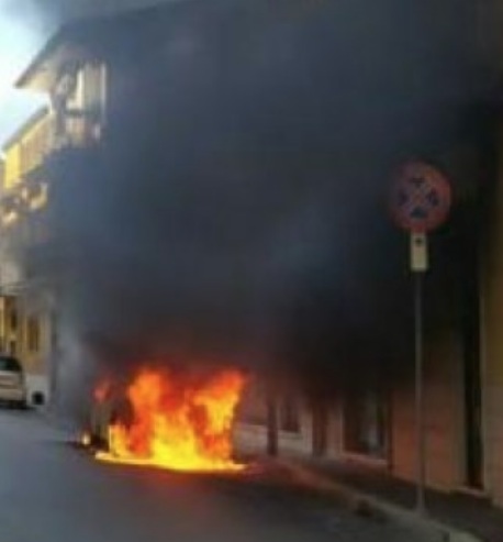 Auto in fiamme a Fondi