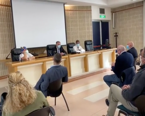 Conferenza Stampa 30 ottobre al Santa Maria Goretti di Latina. Casati parla e riprende Simeone intento a fare una telefonata