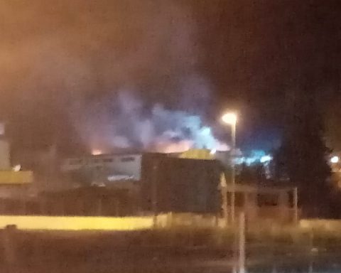 Incendio Splash: foto scattata nella tarda sera del 9 settembre. Le operazioni di spegnimento sono durate circa 27 ore