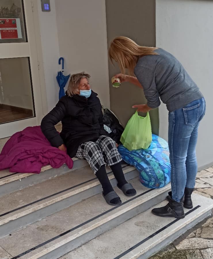 La donna accudita dalla Croce Rossa a Gaeta