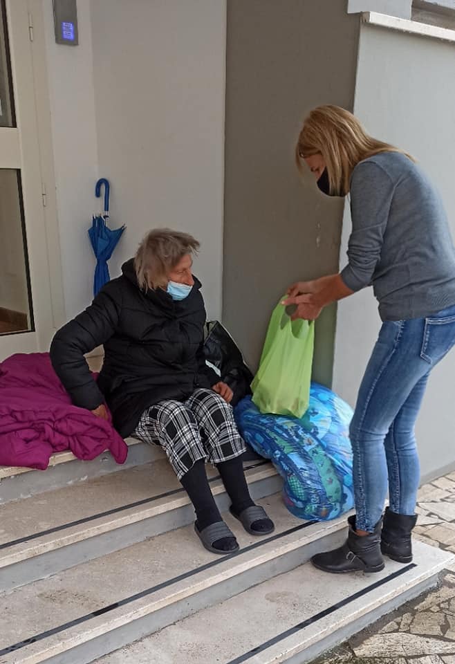 La donna accudita dalla Croce Rossa a Gaeta2