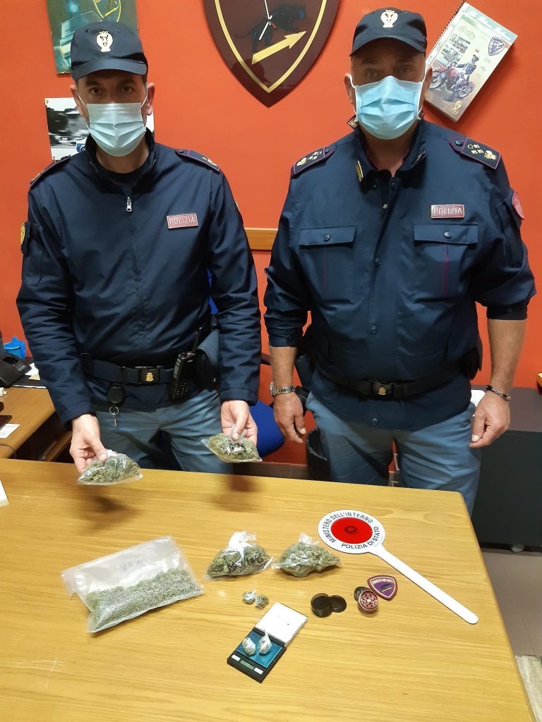 La marijuana sequestrata dalla Polizia di Latina al giovane di 23 anni
