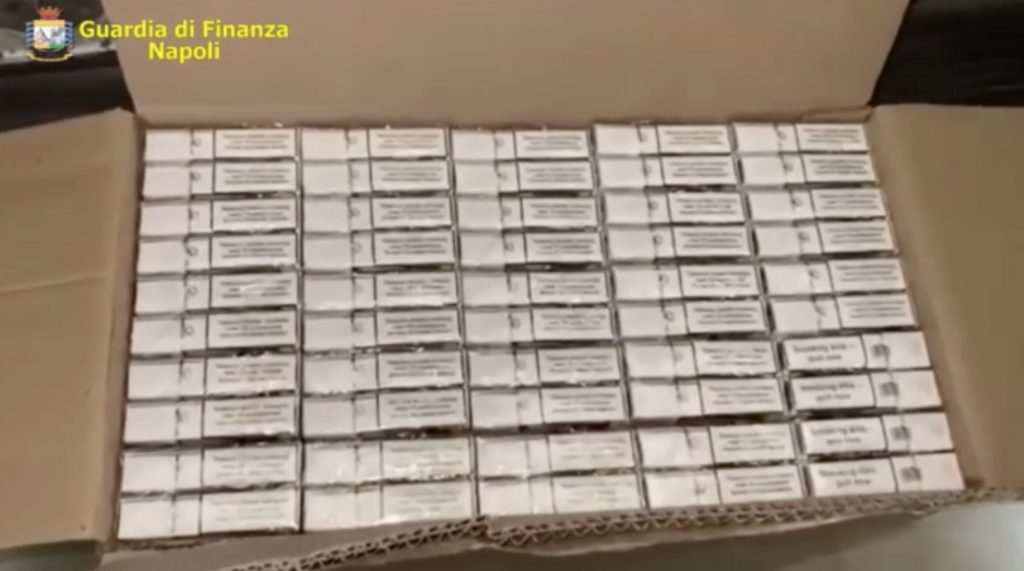 Le sigarette sequestrate dalla GdF di Napoli
