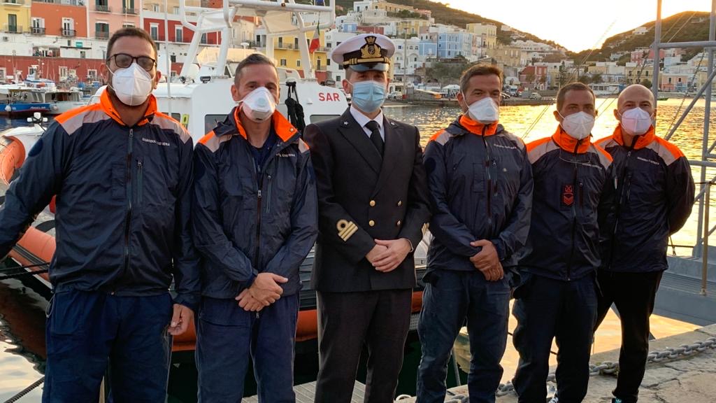 da sinistra: Sottocapo di 1^ Classe Ciro Di GIOVANNI, 2^ Capo Scelto Simone BONGIOVANNI, Tenente di Vascello (CP) Diego BAGLIVO, Luogotenente Vincenzo DI LENOLA, Sottocapo di 1^ Classe Giuseppe LEBONE e Sergente Domenico MONTUORI.