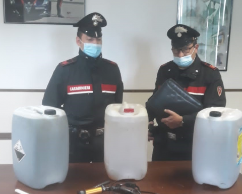 Le taniche recuperate dai Carabinieri a Terracina