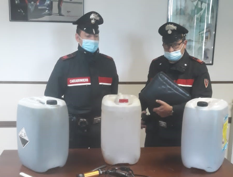 Le taniche recuperate dai Carabinieri a Terracina