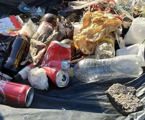 Alcuni dei rifiuti raccolti da Legambiente