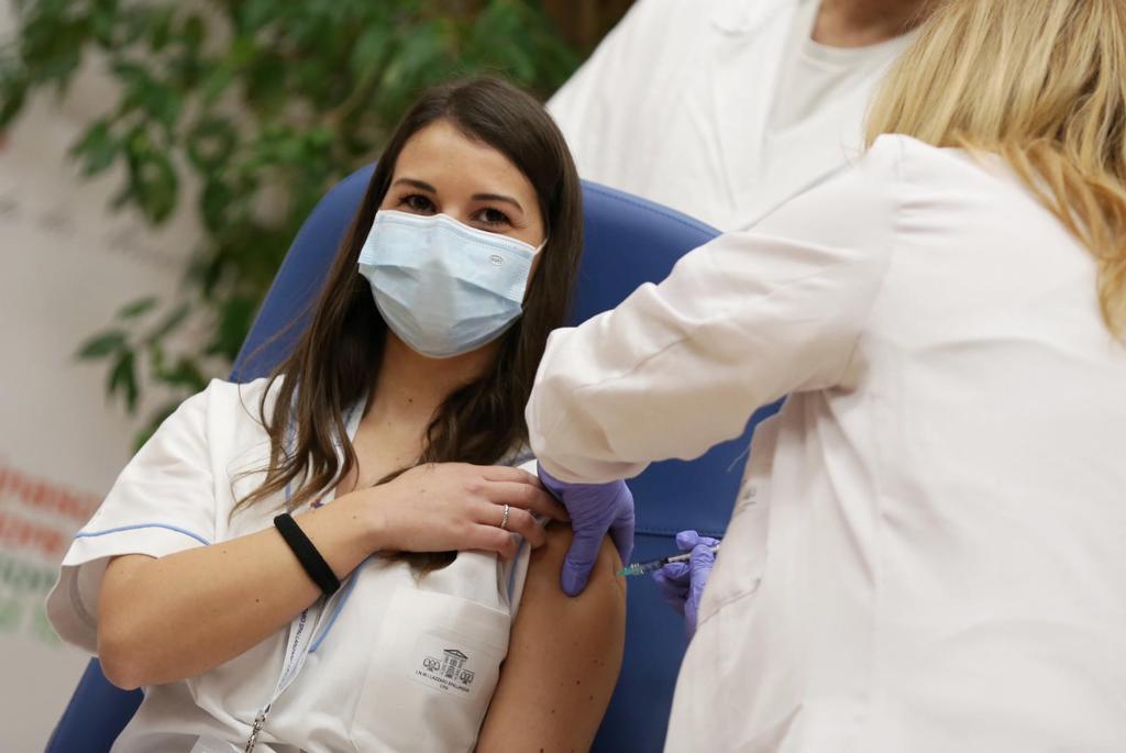 Claudia Alivernini, l'infermiera è la prima persona ad aver ricevuto per prima, in assoluto, il vaccino anti-Covid in Italia