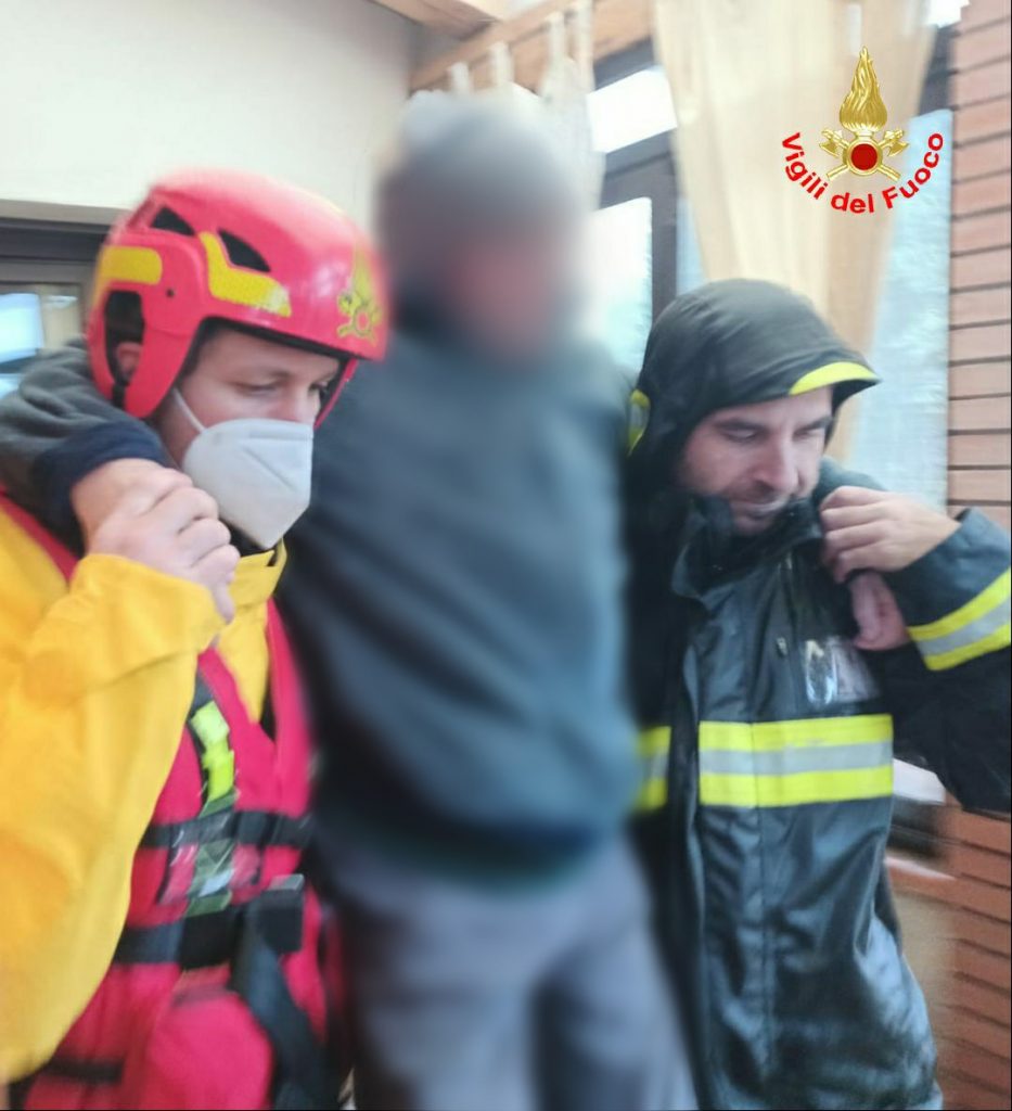 Una persona viene soccorsa negli interventi di ieri