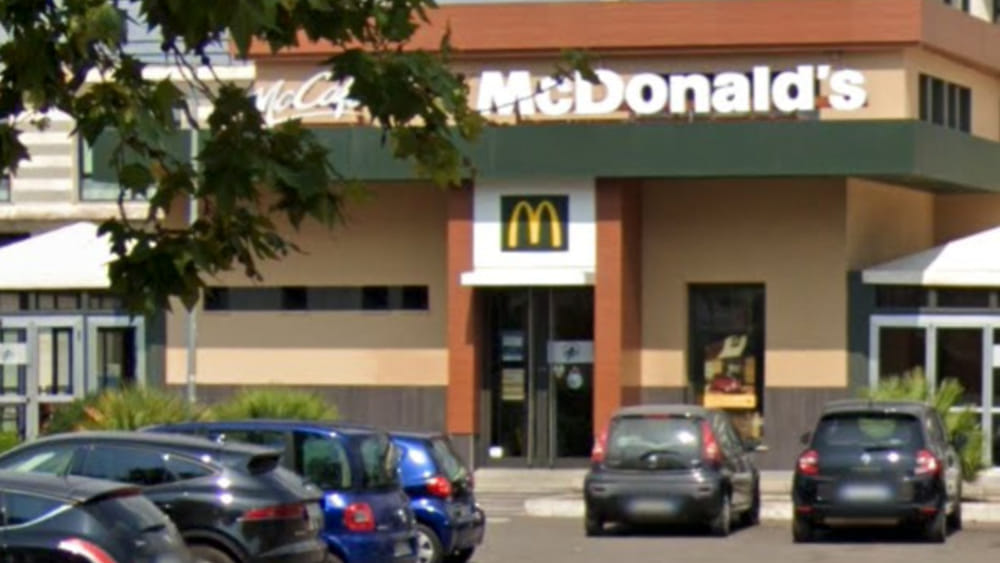 Il Mcdonalds di Via Romagnoli dove è avvenuta la tentata estorsione