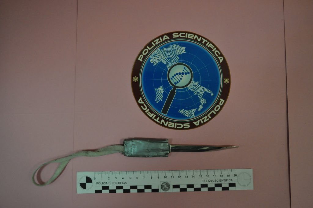 Il coltello sequestrato con cui l'uomo di 57 anni ha minacciato l'operatore del Goretti