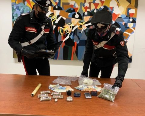 I Carabinieri di Aprilia nel corso dell’operazione.