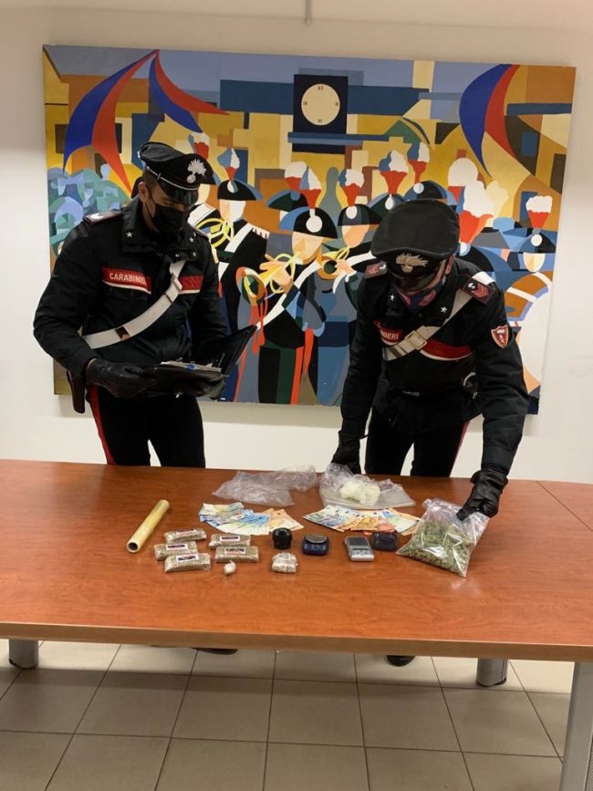 I Carabinieri di Aprilia nel corso dell’operazione.