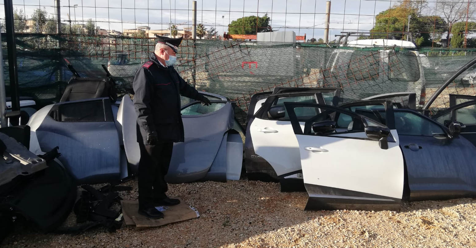 La carrozzeria abusiva scoperta dai Carabinieri ad Aprilia