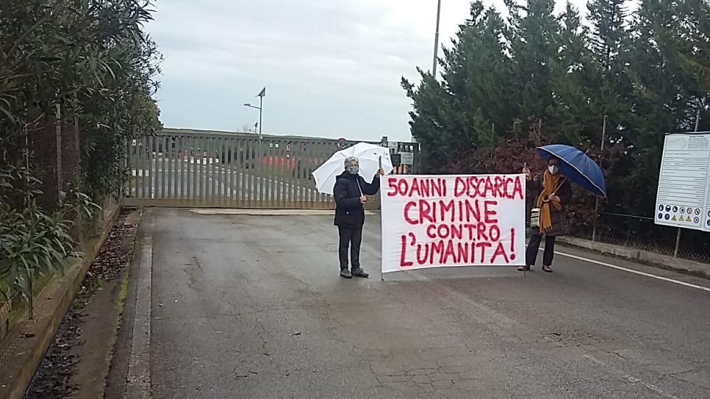Carla Piovesan e un'altra cittadina di Via Monfalcone davanti alla Discarica di Borgo Montello